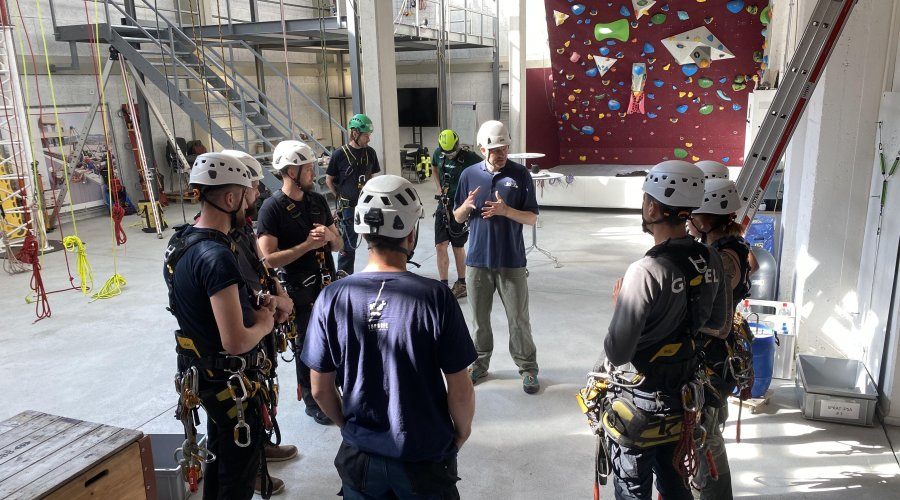 Instruktor erklärt Übungen  – Toprope