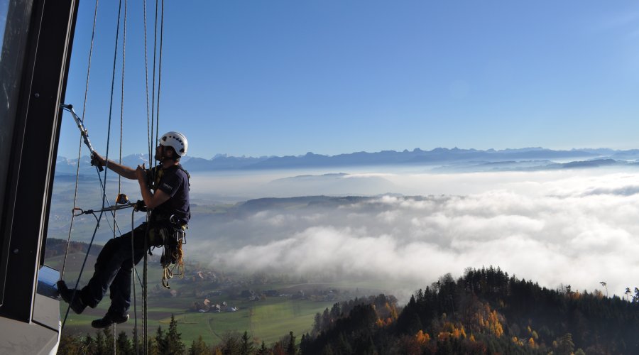 Kletterer an Sendeturm Bantiger  – Toprope