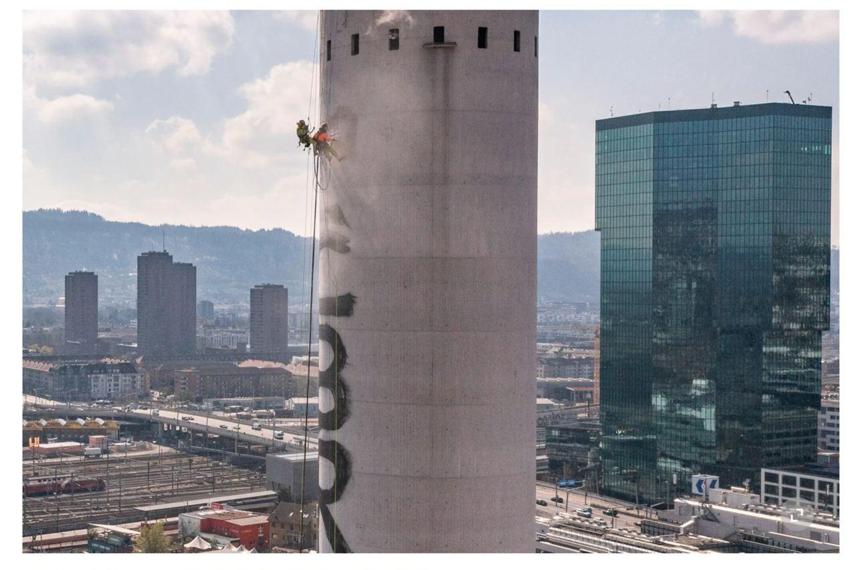 Industriekletterer an Hochkamin  – Tamedia