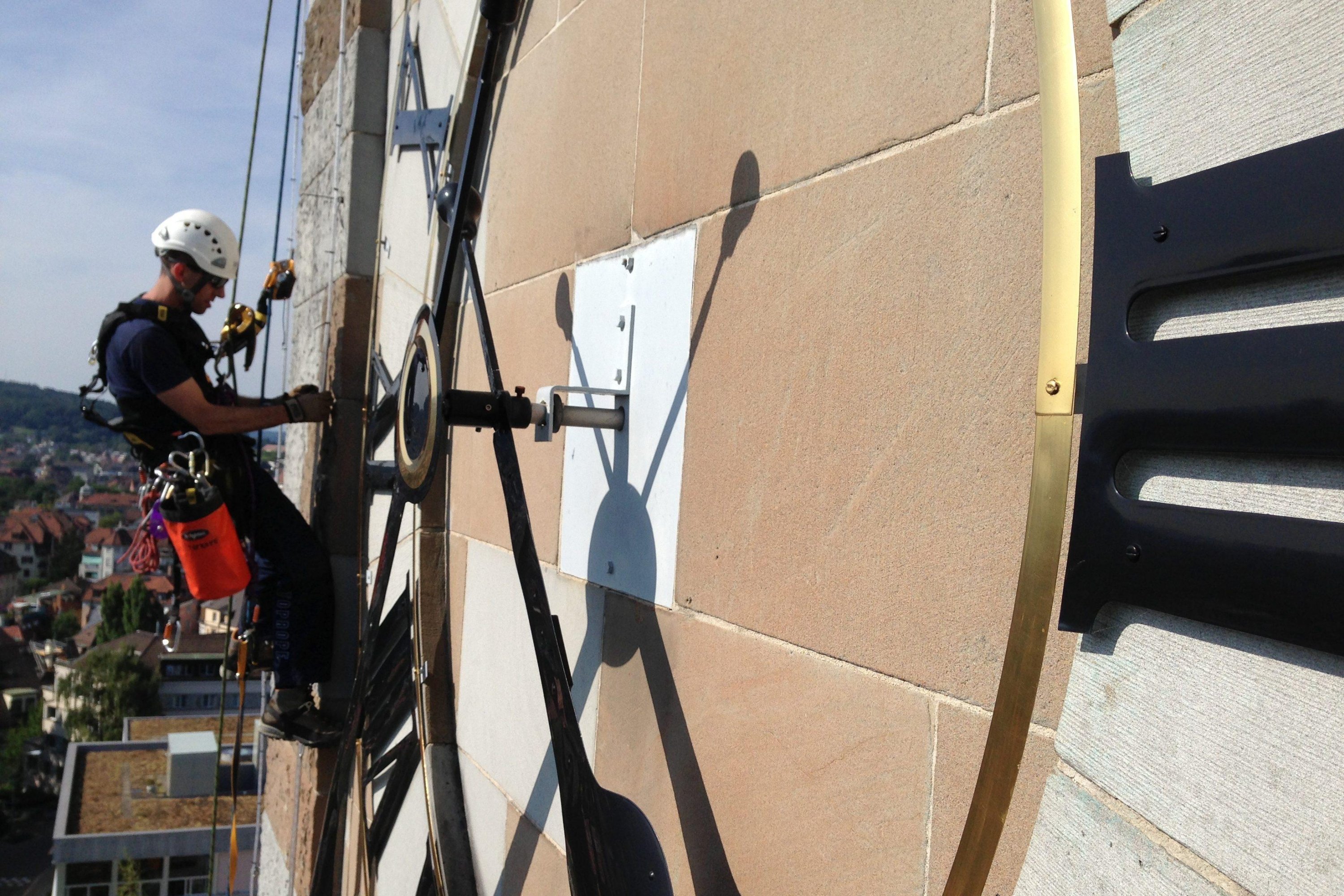 Industriekletterer an Kirchturmuhr  – Toprope